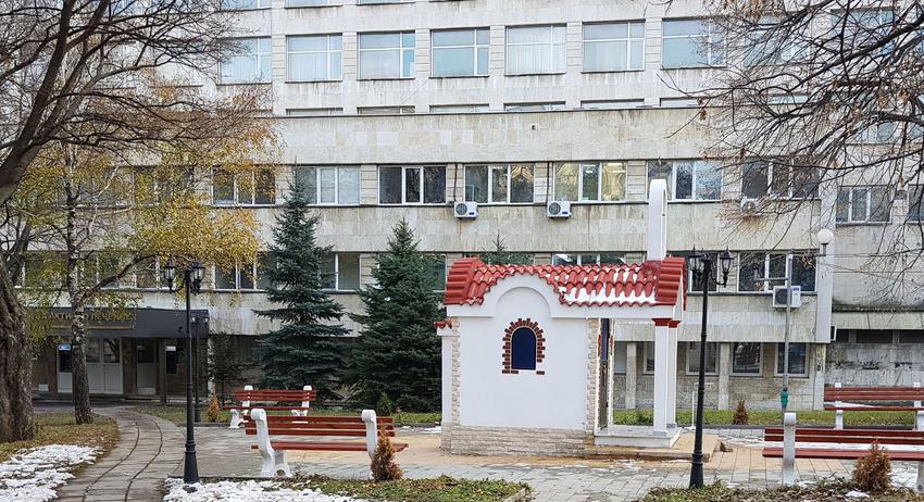 Вандали вилняха около болничния параклис