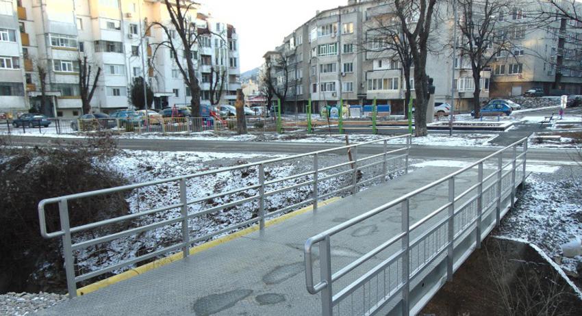 Възстановена е пасарелката на ул. Марица