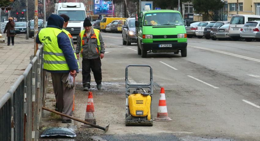 Започна запълването на дупки по улиците