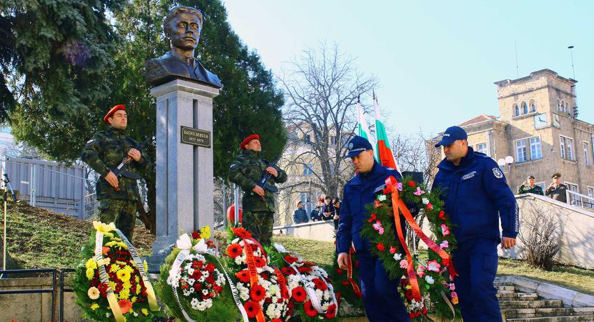 Шуменци се поклониха пред подвига на Апостола