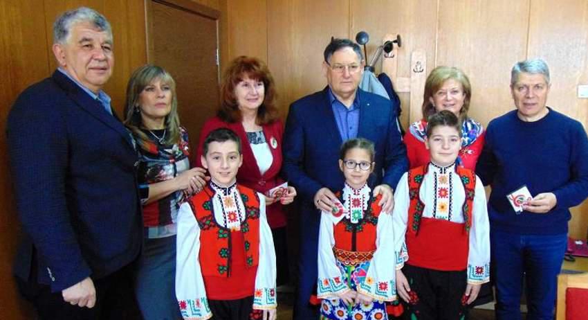 Деца вързаха мартенички на кметския екип на Шумен