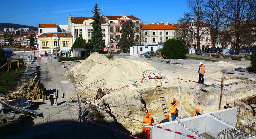 Пак се работи по градинката пред съда