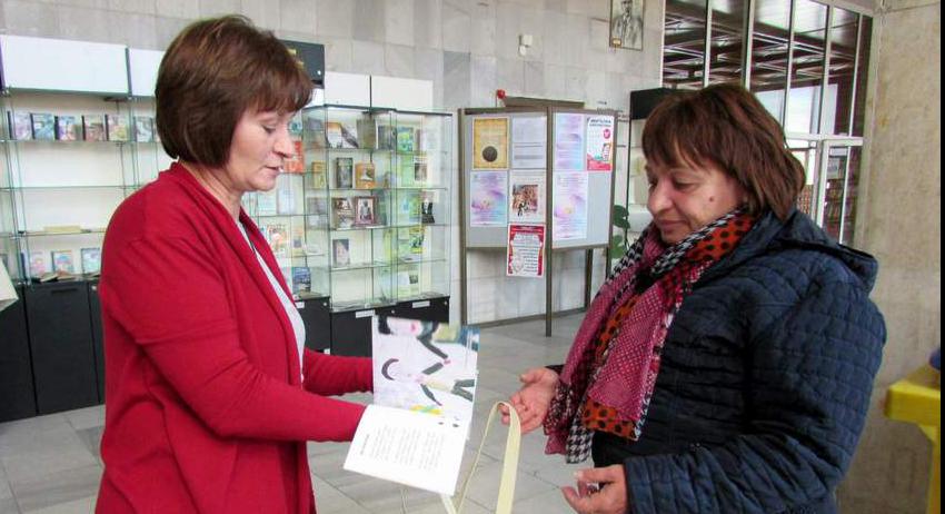 Срещу капачки библиотеката дарява книжки