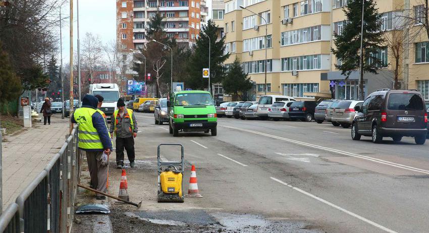 Запълват опасните дупки по булевардите