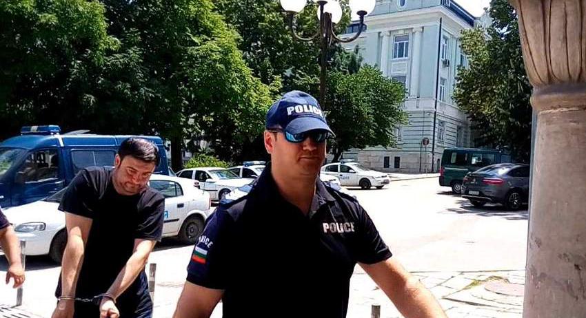 Затвор 28 месеца за менте полицай