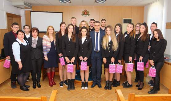Ученици ще преподават право на връстници