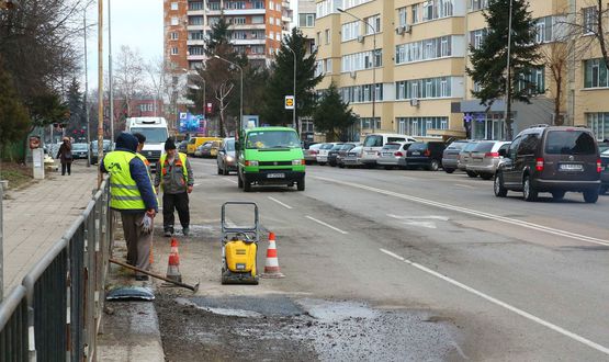 Запълват опасните дупки по булевардите