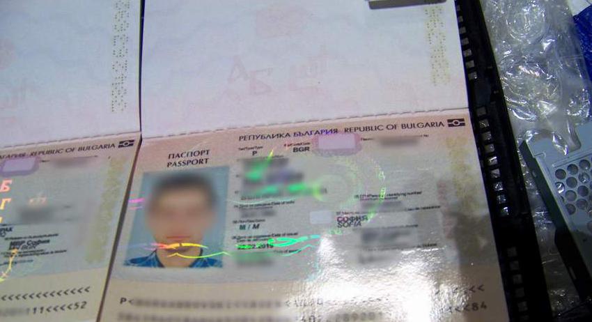 Разкриха художник с частно паспортно бюро 