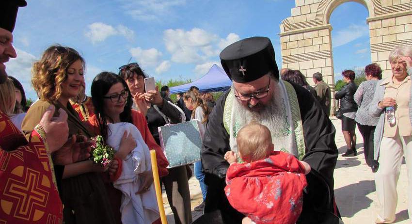 Македонче стана християнче с още 11 деца в базиликата