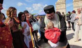Македонче стана християнче с още 11 деца в базиликата