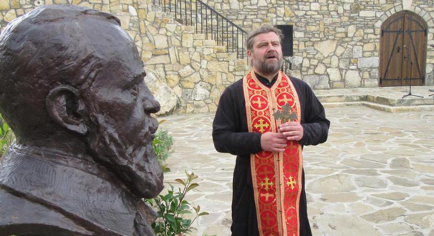И Пенчо Славейков в Двора на кирилицата