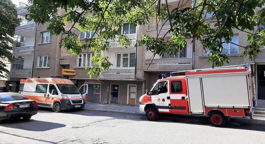 Огнеборци на помощ на спешни медици 