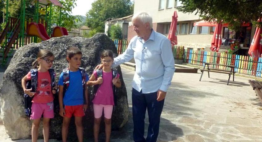 Тризнаци-първолаци с кметски ранички