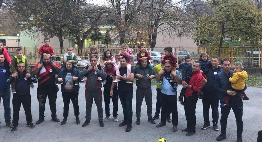 Футбол на раменете на татко