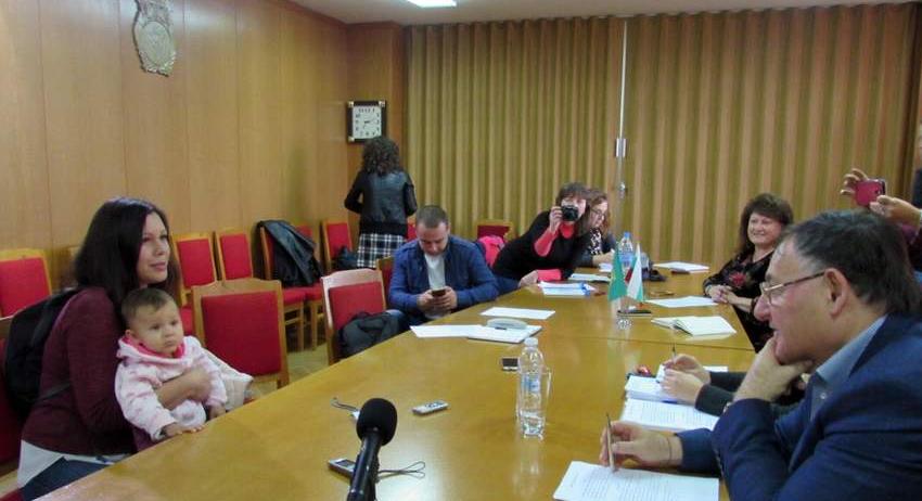 Момиченце на 1,5 г.  дойде на приемен ден на кмета