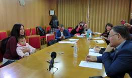 Момиченце на 1,5 г.  дойде на приемен ден на кмета