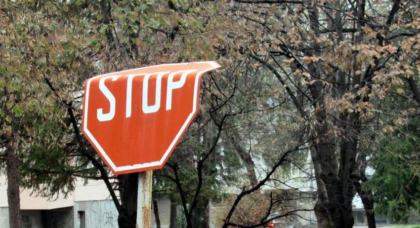 Какво огъна STOP-а?