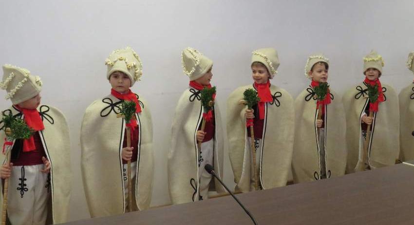 Малки коледари и сурвакари наричаха за благоденствие в Областта