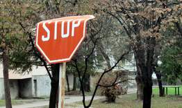 Какво огъна STOP-а?