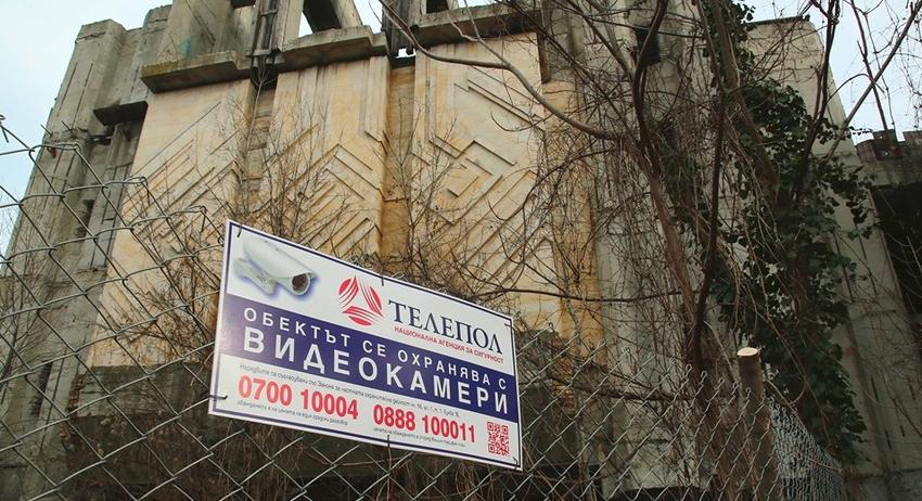 Недостроеният Търговски дом под охрана от "Телепол"