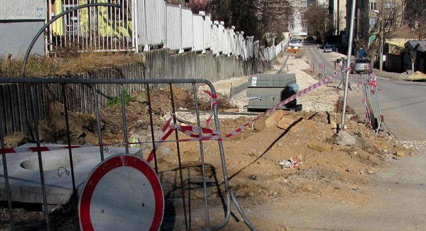 Ремонтът до болницата приключва през март
