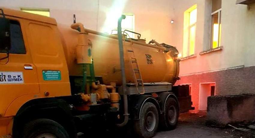 С цистерна доставят вода за училищата