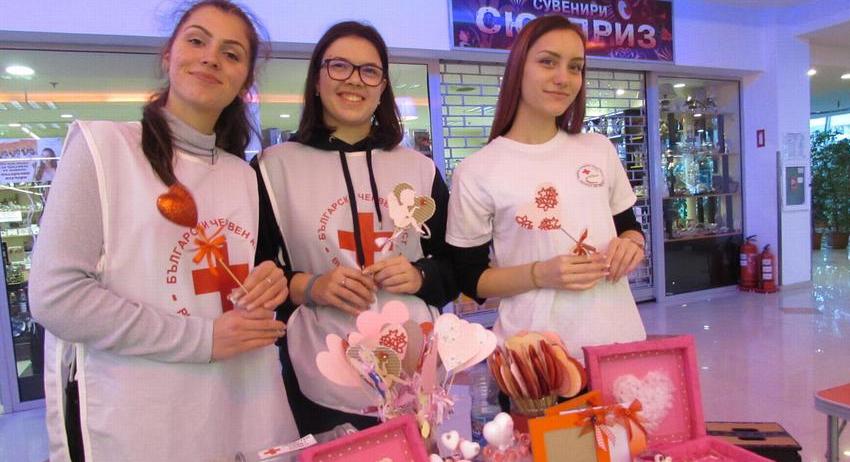 Децата от "Слънчев лъч" с базар за обич