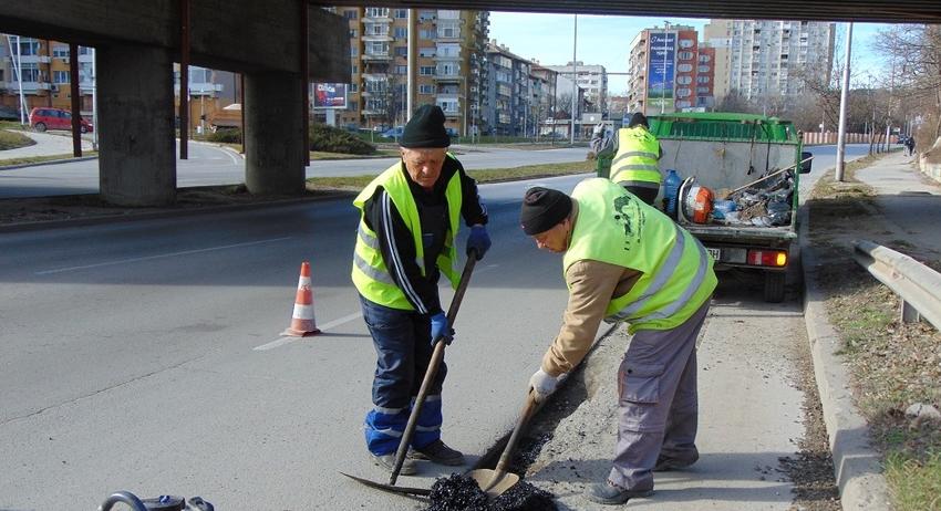 Стартираха ръчни кърпежи по 12 улици