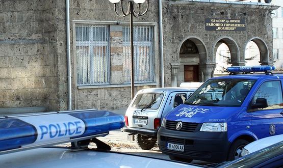 Полицаи не можаха да "гостуват" на трима под карантина