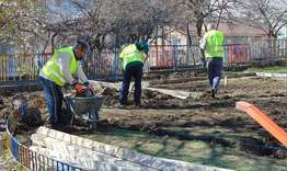 Общината изгражда 11 детски площадки и 1 за кучета