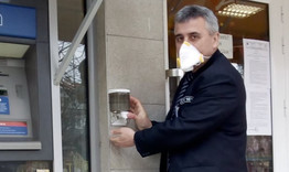 Слагат дезинфектант до банкоматите в Нови пазар