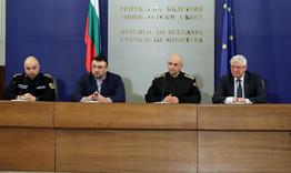 Здравният министър забрани паркове и детски площадки, въведе КПП-та