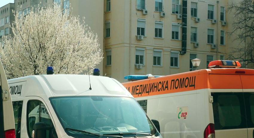 Шофьор без книжка катастрофира фатално в дърво