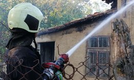 Пожарникари спасиха три къщи от опожаряване 