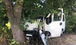 Шофьор с опасност за живота след челен удар в дърво