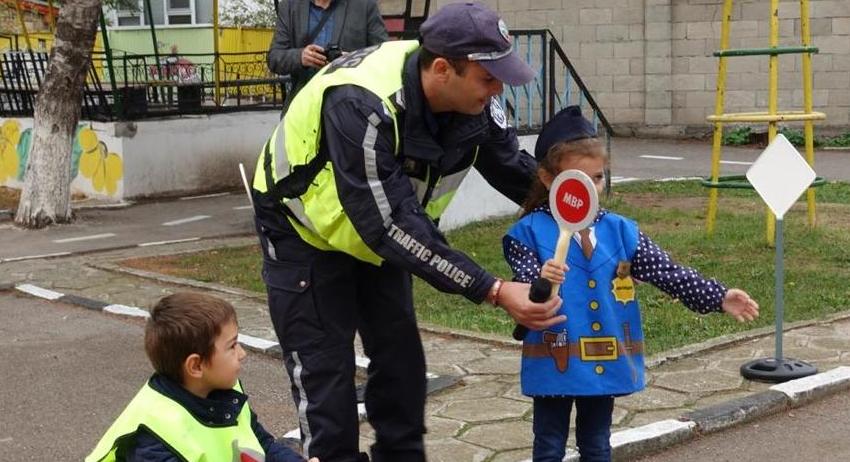 Открит урок по пътна безопасност в детска градина „Китка“ в Нови пазар   