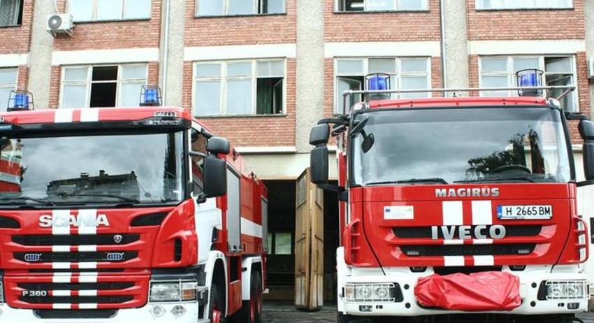 Пожарникари спасиха мъж надвиснал от тераса 