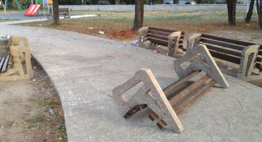 Вандали потрошиха съоръженията в Люксембургската градинка в Нови пазар 