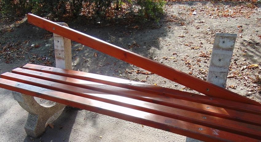 Вандали повредиха пейките по централната пешеходна зона в Шумен