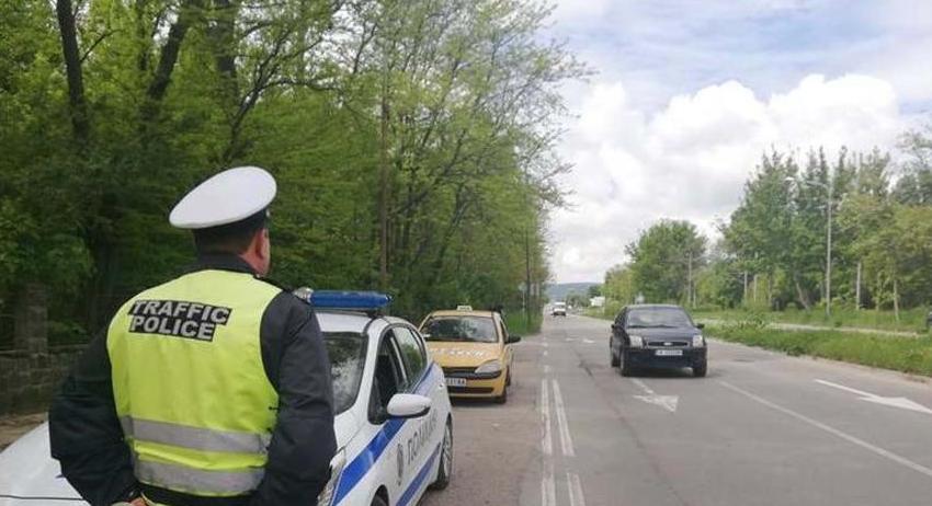 Заловиха двама водачи с фалшиви документи  