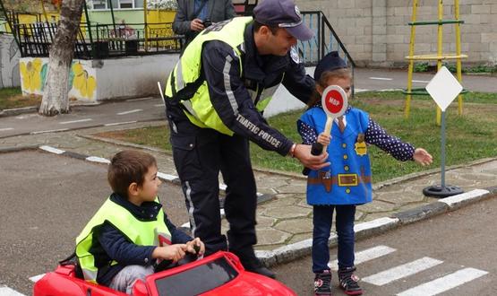 Открит урок по пътна безопасност в детска градина „Китка“ в Нови пазар   