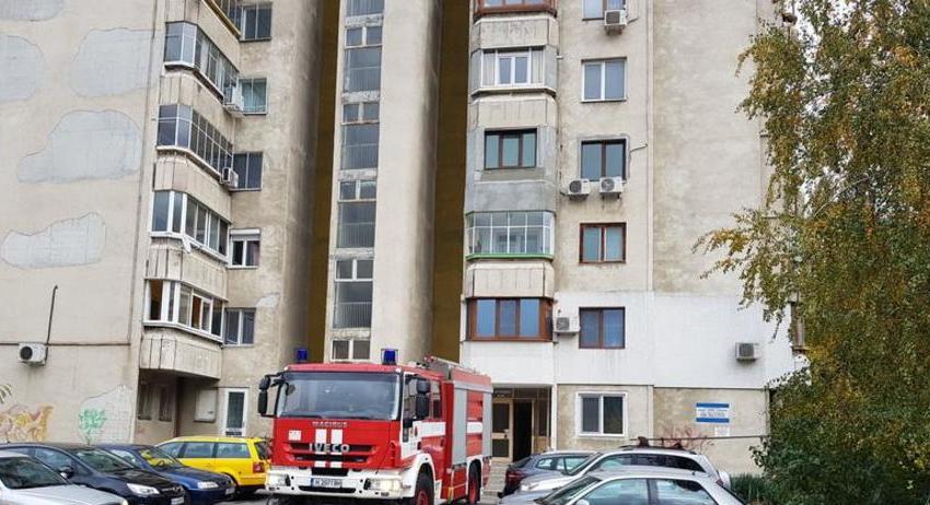 Пожарникари гасиха автомобил на ул. "Цар Освободител"