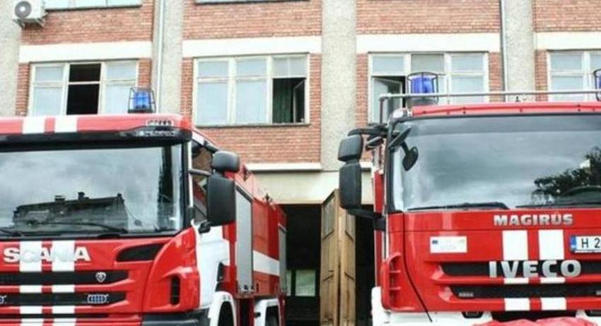 Пожарникари гасиха два запалени комина 