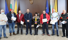 Кметът на Нови пазар награди производители на домашно вино 