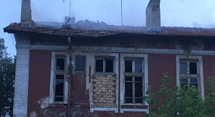 Запали се изоставена сграда в Нови пазар 