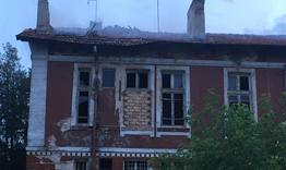 Запали се изоставена сграда в Нови пазар 