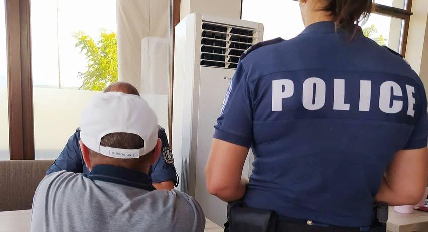 Задържани са четирима телефонни измамници