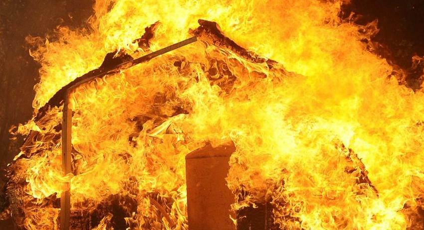 Късо съединение подпали къща в Никола Козлево 