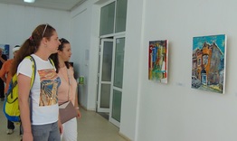 Изложба с творби от пленера по живопис е подредена в Художествената галерия „Елена Карамихайлова“
