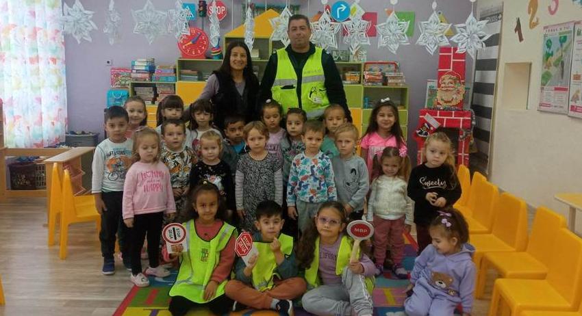 Занимание по пътна безопасност за възпитаници на детските градини в селата Пристое и Средковец